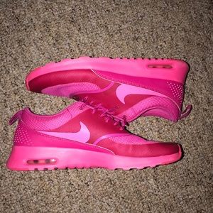 never worn—— pet and smoke free home—-